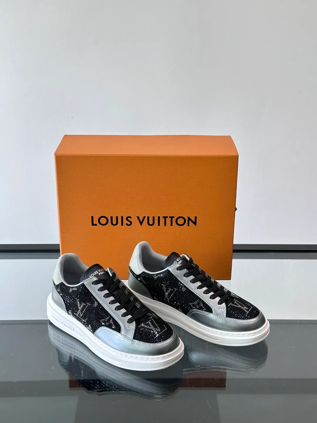 Men's shoes 💰p400 "＊OUIS ＊UITTO＊" 2025 new sports shoes, classic Monogram presbyopia + full diamond upper, full of luxury! The upper is made of high-quality leather and the sole is rubber, which is comfortable and wear-resistant👟. LV logo on the side of the shoe + brand logo on the sole, the details are super exquisite. The low-top design is suitable for daily leisure or light sports. It looks great with jeans and sportswear. The silver cyberpunk style is very popular in the fashion circle and is a must-have for young people! 💫 size：38-44